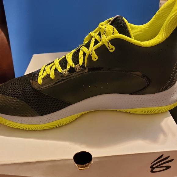 Steph Curry 3z6: Black and green basketball shoes; sleek design, ultimate grip, - Picture 5 of 6